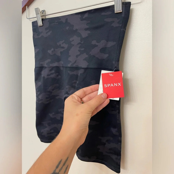 NWT SPANX|| Look At Me Now Bike Shorts Black Camo,Size Medium - Picture 3 of 6